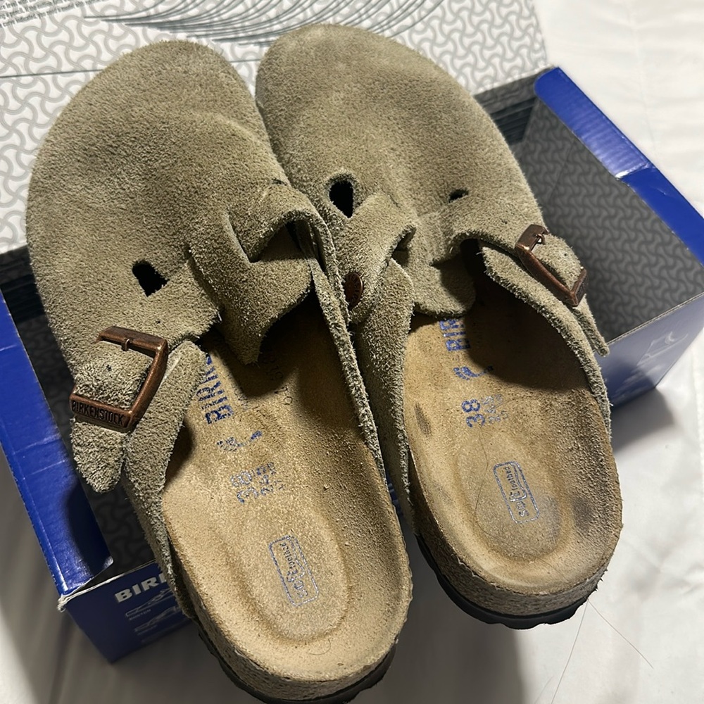 Very very good condition they just slide off my feet